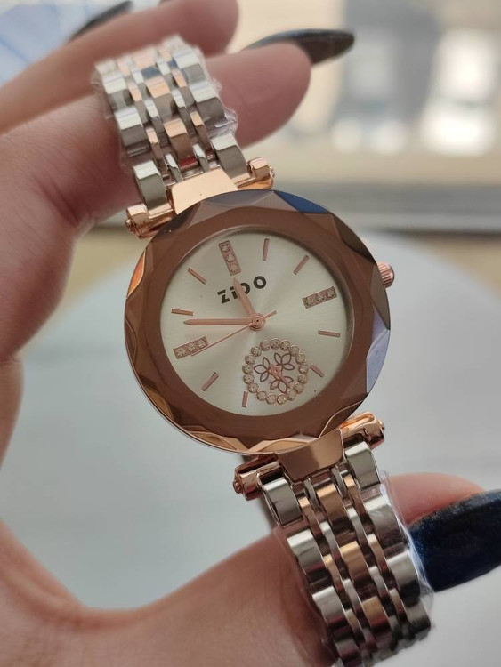 ساعت شیشه تراش زنانه