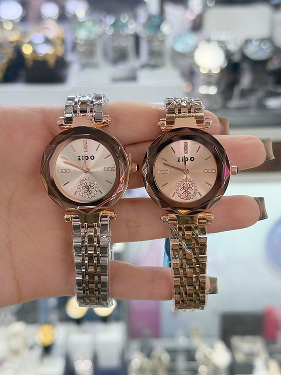 ساعت شیشه تراش زنانه