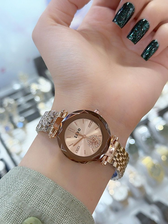 ساعت شیشه تراش زنانه