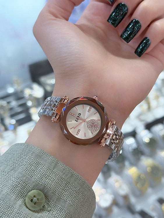 ساعت شیشه تراش زنانه