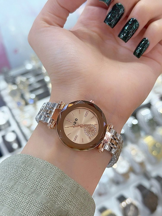 ساعت شیشه تراش زنانه