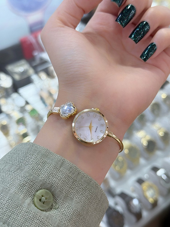 ساعت دستبندی زنانه