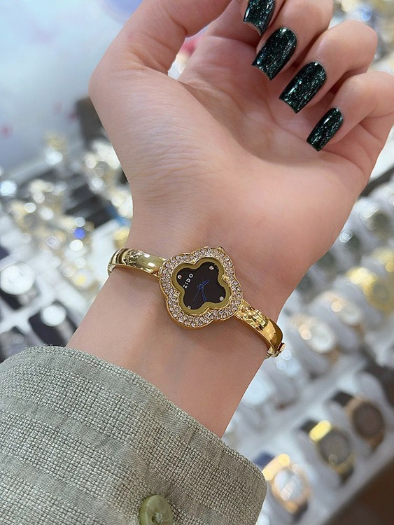 ساعت النگویی زنانه