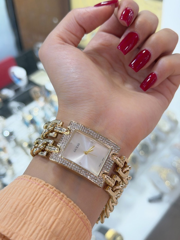 ساعت مچی زنانه گس (GUESS) مدل زنجیری نگیندار - قاب مربعی طلایی با بند کارتیه - جزئیات صفحه