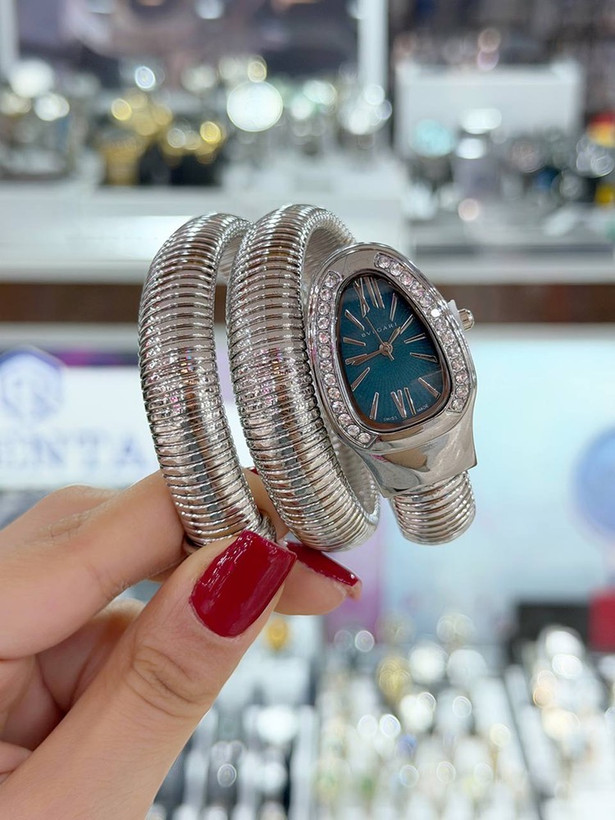 ساعت مچی زنانه بولگاری مدل Serpenti Tubogas | بدنه طلایی صفحه مشکی دور دوتایی - جزئیات صفحه